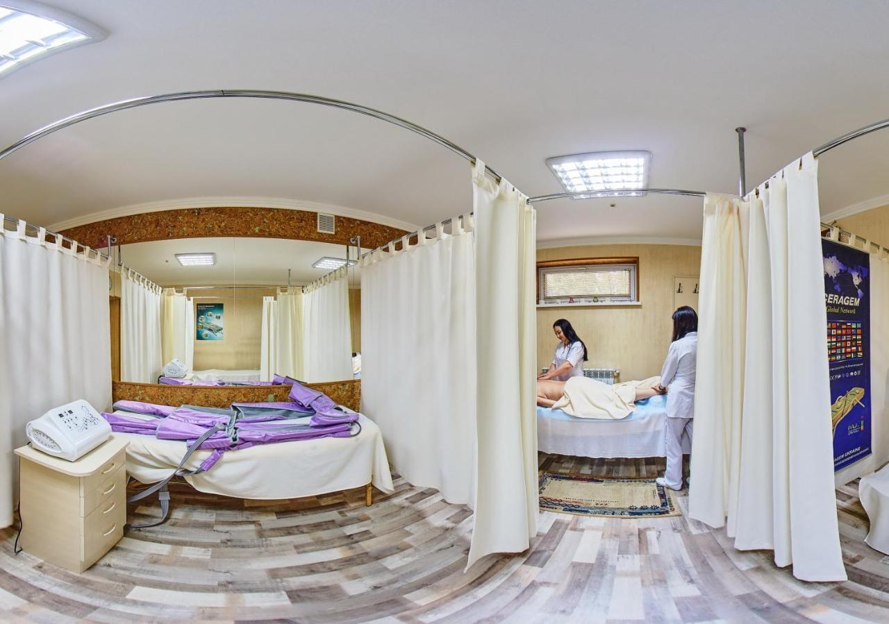 Hermes Resort Hotel With Medical Treatment Truskavets Exterior foto